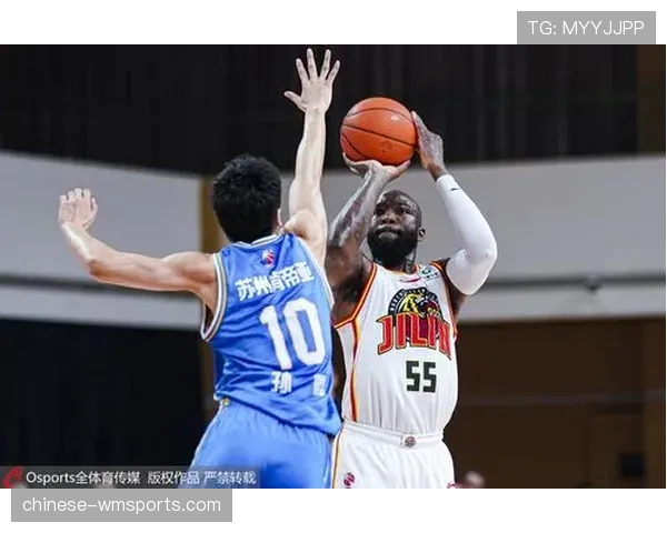 钟诚分段式爆发策略 前三节琼斯主导末节姜伟泽接管外线火力